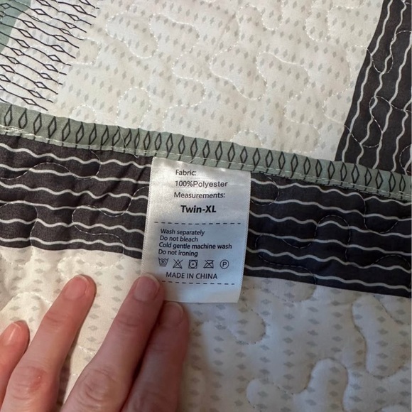 Elegant Striped Quilt Set - Gray and White - Picture 3 of 4
